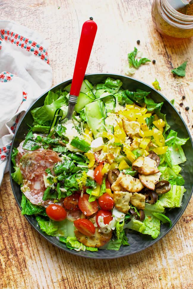 Pizza Salad with Vinaigrette is a gorgeous gluten free and keto pizza recipe! Add all your favorite pizza toppings right inthe salad! #pizza #salad #keto #glutenfree bit.ly/2XBdnN0