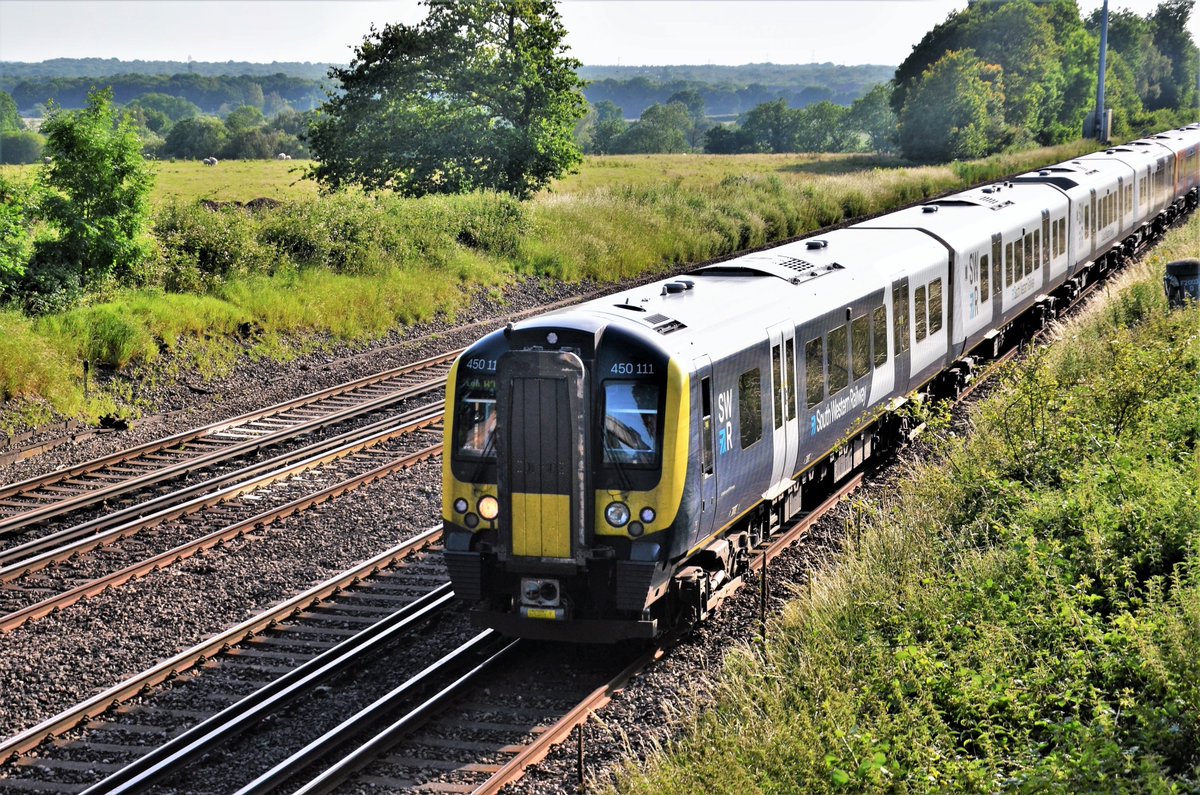 TheRealStavioni's tweet image. At Potbridge this evening, the lesser spotted (by me anyway!) @SW_Help @SW_Railway 450111. Seen leading a trio of units on 2L64, the Basingstoke to London Waterloo stopper. #Desiro #Class450 #SWR #Rail #Train