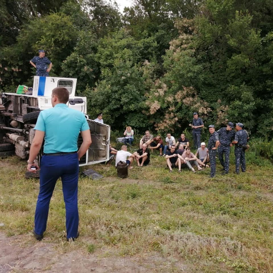 У нас в Ростовской области автозак с 17 заключенными и 7 конвоирами перевернулся. Все живы, даже сфоткались на память. #фсин #ростов 👮‍♂️