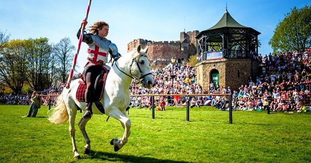 #FRIDAYKNIGHTFIGHT

I, St George, am the Champion! And I send you Lord Pendragon home having been thoroughly defeated here at Tamworth Castle! No time for losers cos we are the Champions! #winner #champion 🏆

The culmination of a special story week… ift.tt/321STwq