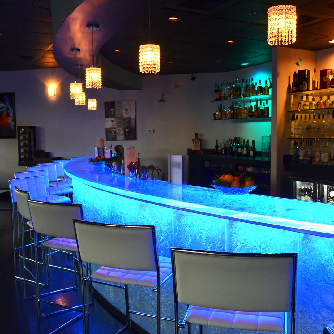 ThinkGlass_01's tweet photo. sn’t this thermoformed glass bar remarkable? The uniqueness of our glass and our LED lighting system add an extraordinary appeal to this commercial bar. Architects and designers choose ThinkGlass for the high quality of our glass, durability and ease of cleaning. #bardesign https://t.co/hLAaW85cOP