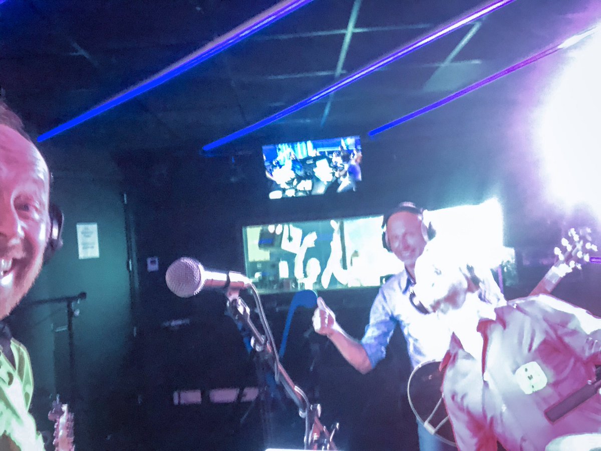 #radioveronica #voetbalinside, waarschijnlijk maar zeer zeker de slechtste foto ever...maar we zijn trots dat we er weer staan in de studio van radio Veronica.