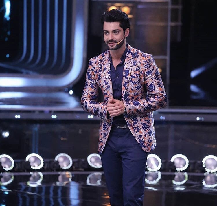 KaranWahi_FC's tweet photo. HE IS BACK!!!! Let’s all welcome #AnchorWahi back on our screens!!! The excitement to see @karan009wahi on our tv screens in just way too high!! #DanceIndiaDance @ZeeTV Sat-Sun 8pm!! https://t.co/auGUy6Gy7Z