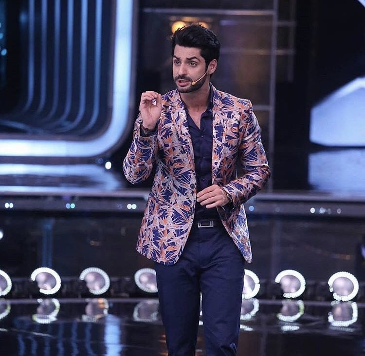 KaranWahi_FC's tweet photo. HE IS BACK!!!! Let’s all welcome #AnchorWahi back on our screens!!! The excitement to see @karan009wahi on our tv screens in just way too high!! #DanceIndiaDance @ZeeTV Sat-Sun 8pm!! https://t.co/auGUy6Gy7Z