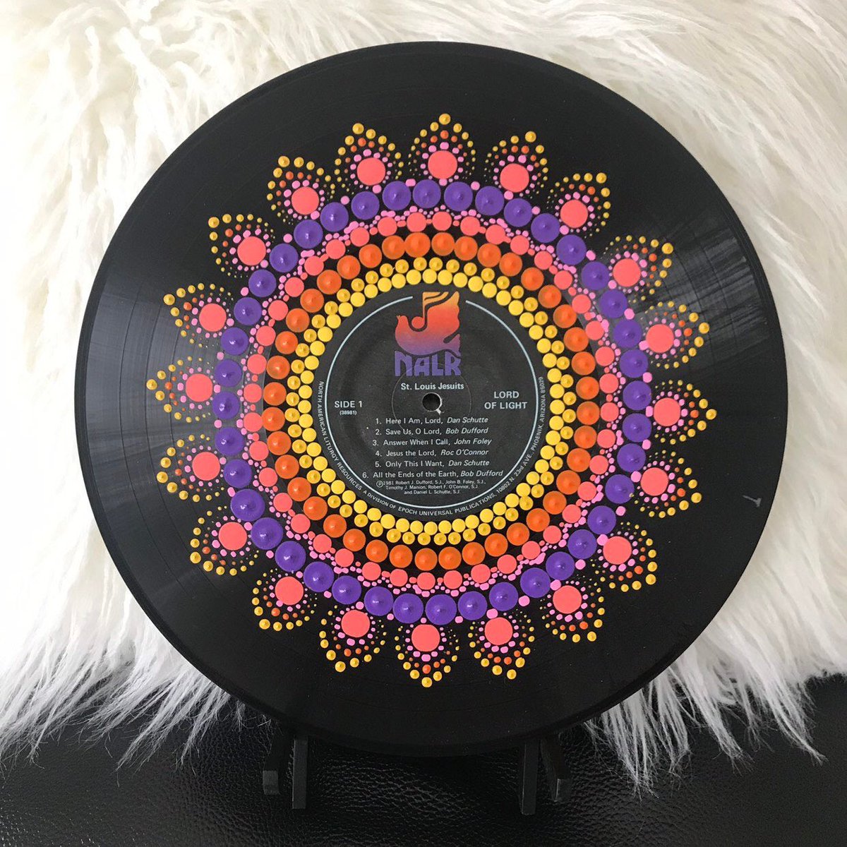HKArtStudio18's tweet photo. New item from my #etsy shop: Purple multicolored dotted art on a vinyl disc
#mandala #handmade #art #wallhanging #vinyldisc  https://t.co/ZoXsDnSLFa https://t.co/GwZFs40Cro