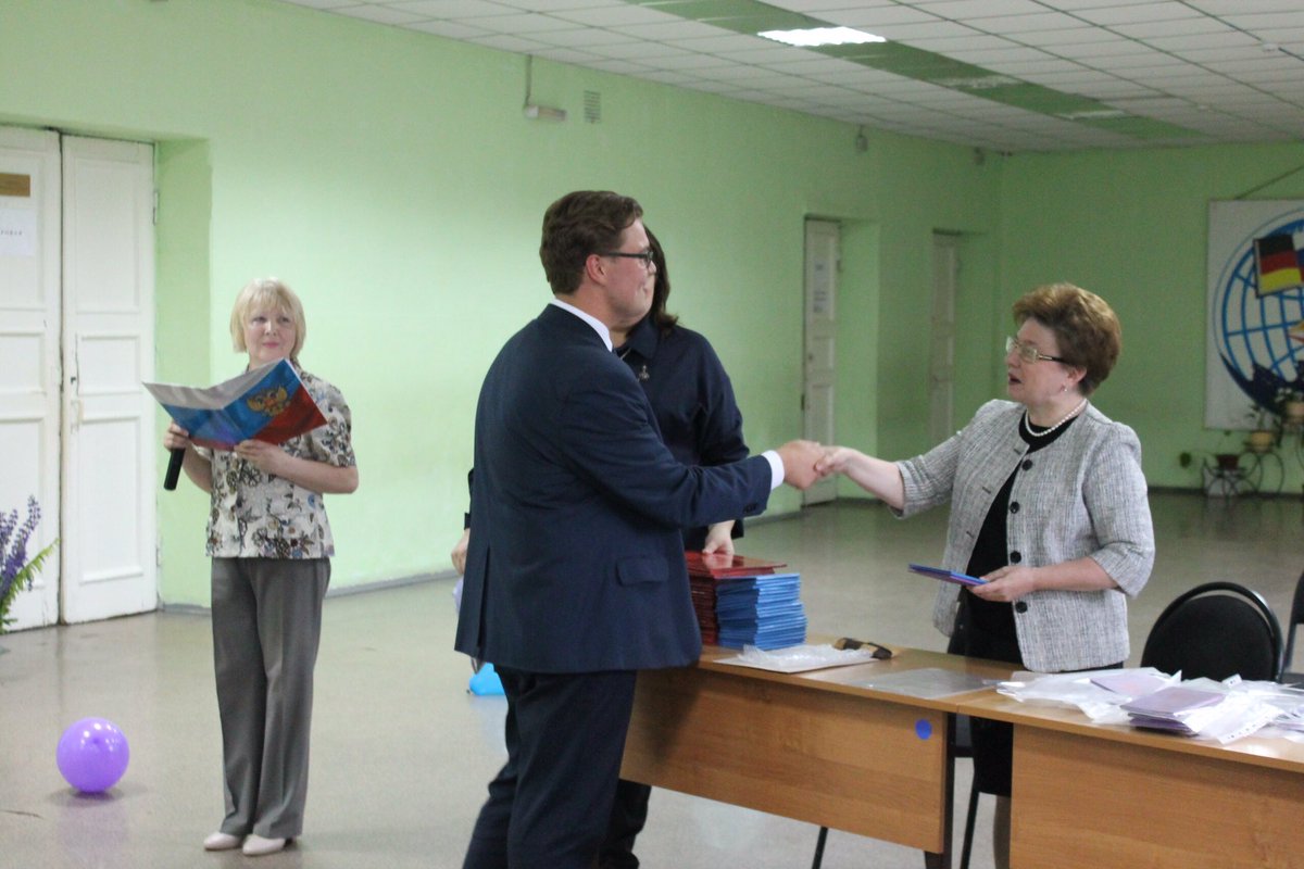 Сегодня последний школьный день! Грустно... 58-я в моем сердце! Получаю аттестат от самого лучшего директора города <a href="/School58/">George van Rensburg</a> В.В.Слеповой! Валентина Владимировна, ОГРОМНОЕ ВАМ СПАСИБО!