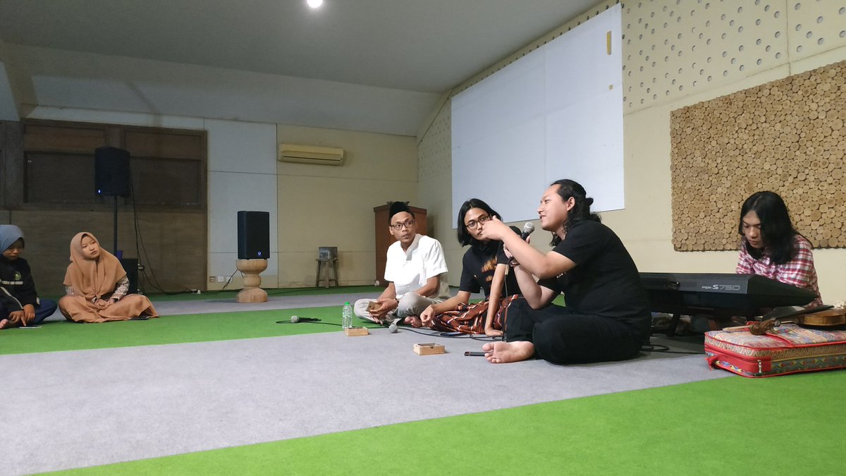 suluksurakartan's tweet photo. Indra, sedang menceritakan tradisi Syawalan di desa Kleco Wetan, Sragen.
#SSJuni https://t.co/o4r34LaQRK