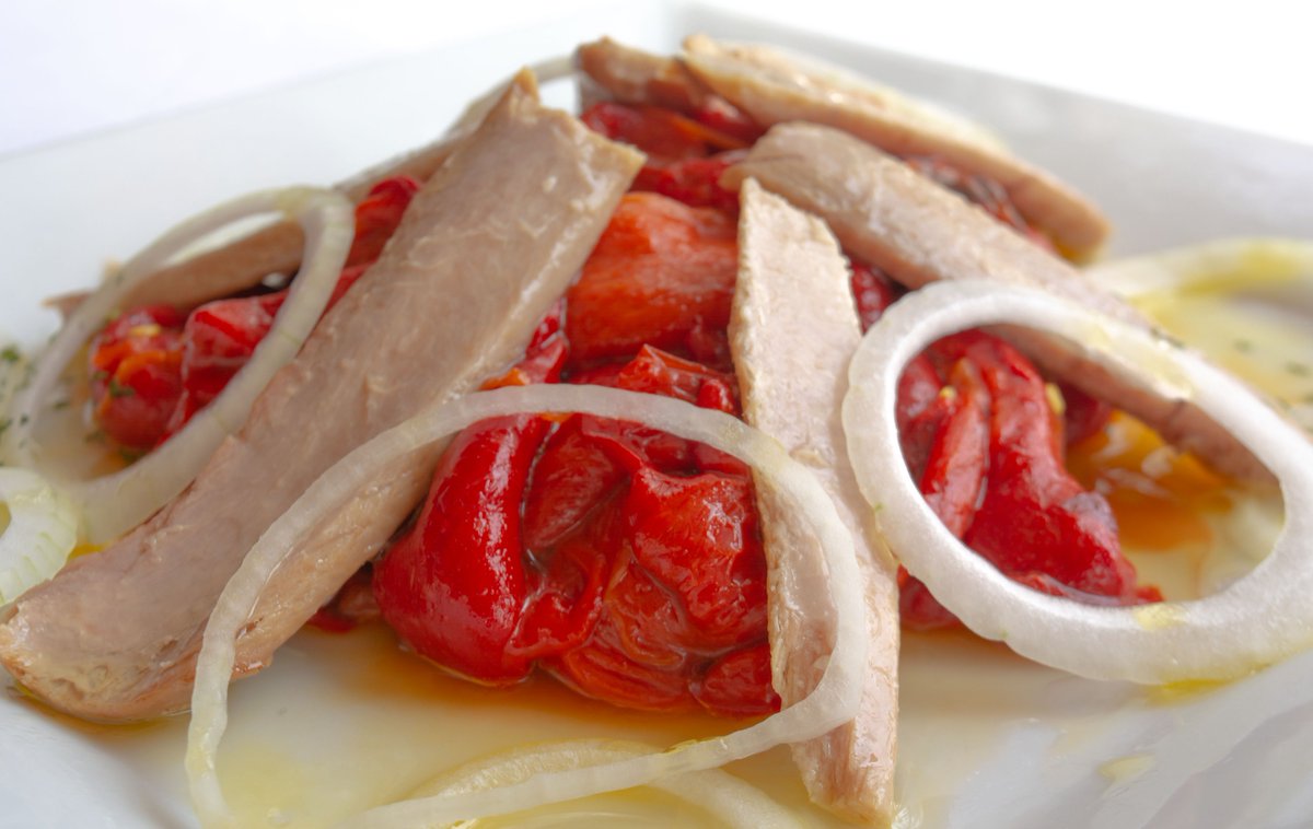Hoy recordamos uno de los platos estrella de nuestra carta de verano, "Pimientos rojos asados con ventresca de atún".
#flaniganrestaurant #food #gourmet #foodporn #instafood #lunch #dinner #deliciousfood #instagood #foodlover #foodphotography #foodstagram #eat #foodgasm