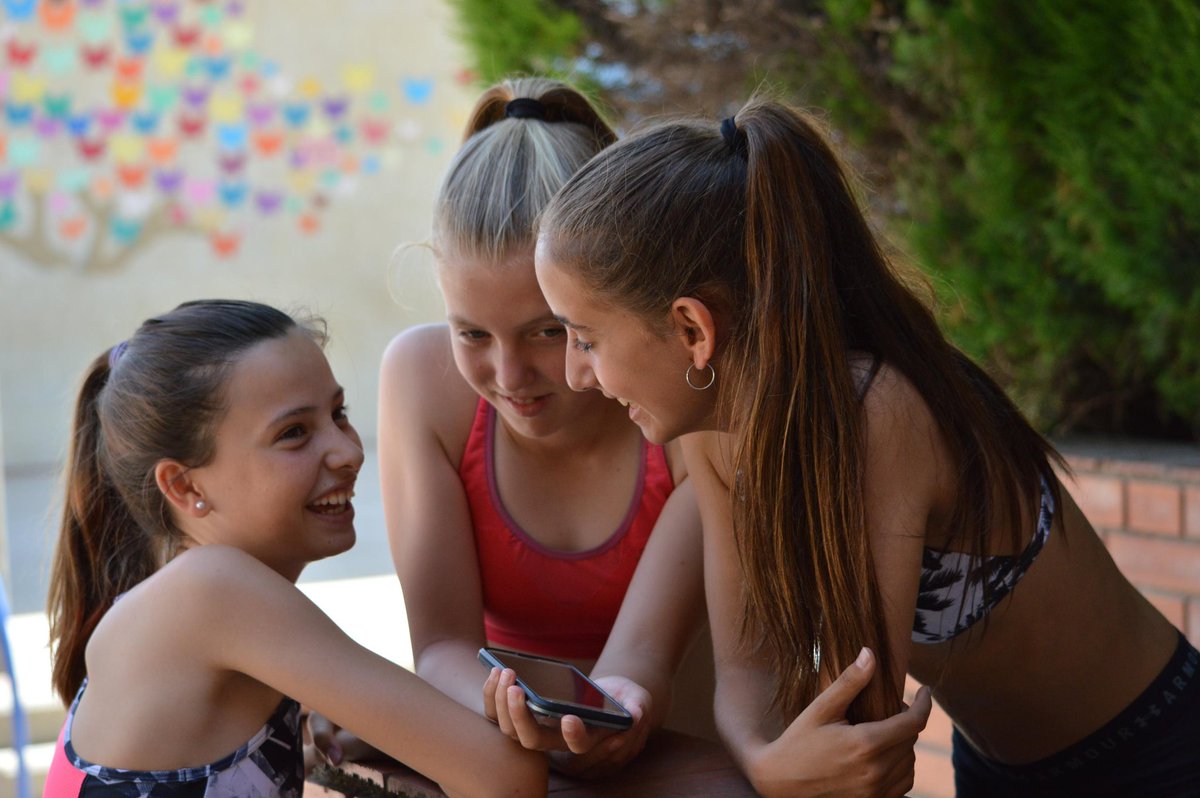 DChses's tweet photo. Judith, Mar i Coral en el moment de l'entrevista de @Rtv10ses . Això es el que te el nostre Campus Estiu @chses1973 2019!!!. #viulestiufenthandbol #Sesrovires #Aixoeshandbol https://t.co/pfujg8Vbie