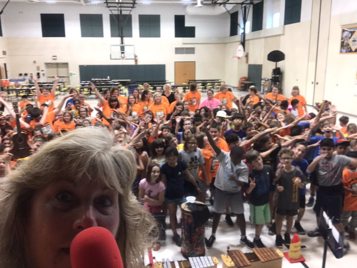 PeeblesElem's tweet photo. Summer Academy 2019 in the books #selfiestickneeded #over200kids https://t.co/g2YbLVqHcp