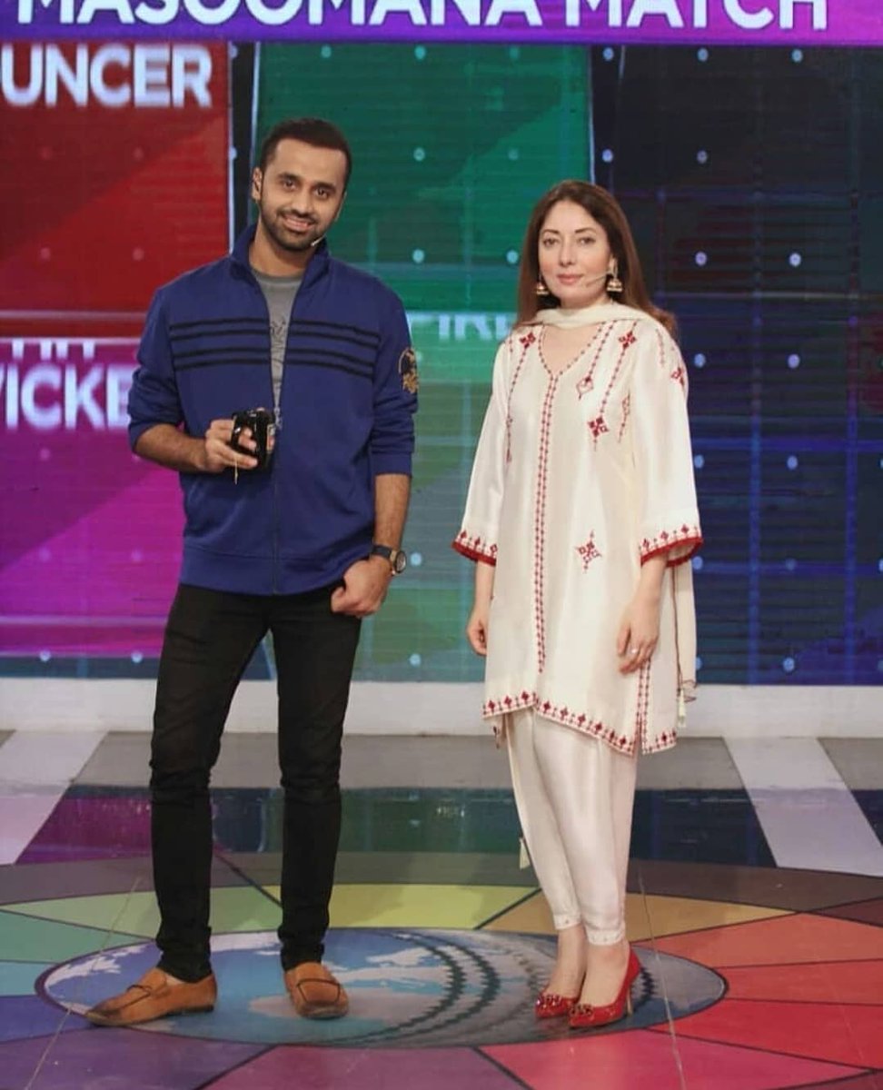 LiveMagazinepak's tweet photo. @WaseemBadami while asking Masoomana sawalat from #sharmeelafarooqui
#masoomanasawalat #googlyround #bouncerround #hlpj
#livepakistan https://t.co/9mV3eP1ikc