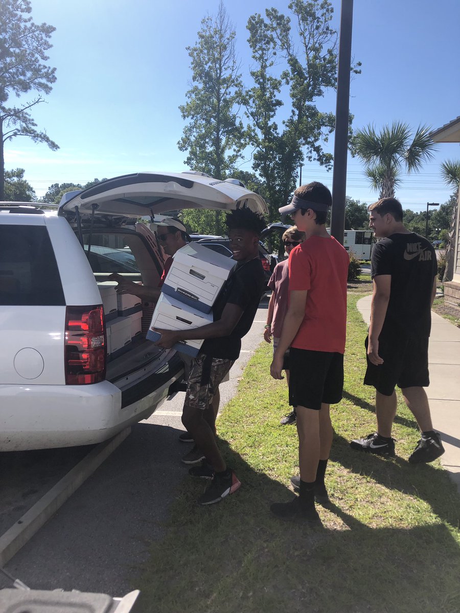 CoachFidler's tweet photo. Awesome job by our Waccamaw Football student-athletes this morning, with assistance from a few @WaccamawHoops guys to serve the @Waccamawlibrary.  Great way to send off into the 4th of July break. Ready to see what kind of EDGE we bring when we get back! #WE https://t.co/v0raWVX0SC