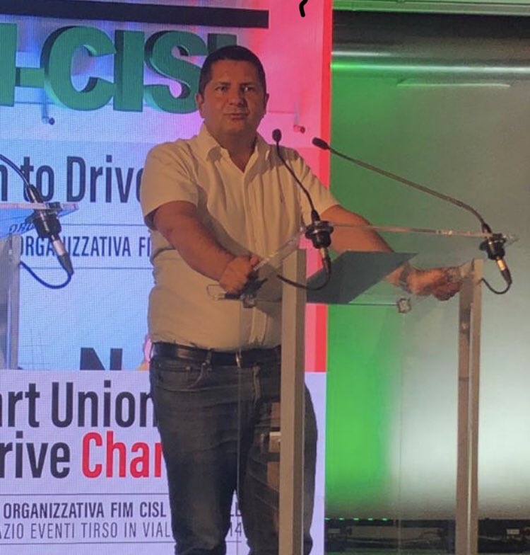 SalvaPafundi's tweet photo. #smartUnionFim : un ovazione le conclusione del leader della Fim Cisl @BentivogliMarco : siamo il sindacato che ha firmato accordi separati per salvare il CCNL e per salvare FCA,continueremo ad essere una organizzazione aperta ai giovani ed innovativa ! https://t.co/oZ66uGLRck