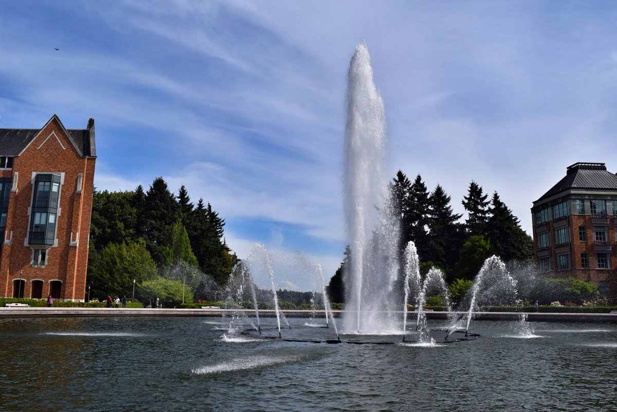 Wecantify's tweet photo. UW. Drumheller Fountain. Mt Rainier. #Wecantify https://t.co/9f55wCnU9P