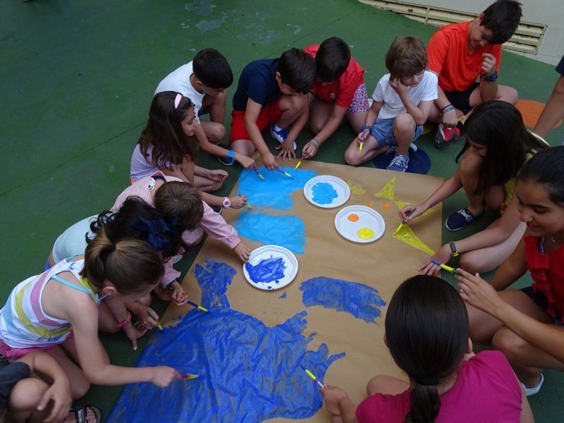 dpastoratoledo's tweet photo. Week 1.
Los participantes del #VIL2019 han viajado a la "playa" haciendo un mural con cubos, castillo de arena y chanclas. ¡Son unos artistas!
#Confianza #Bilingüismo #SonríealaVida #SomosFranciscanas #AnaMogas https://t.co/niHtdlpSWm