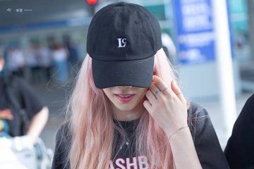 [PHOTO] 190628 Taeyeon @ Incheon Airport D-KGXcCVAAATQ1H?format=jpg&name=360x360