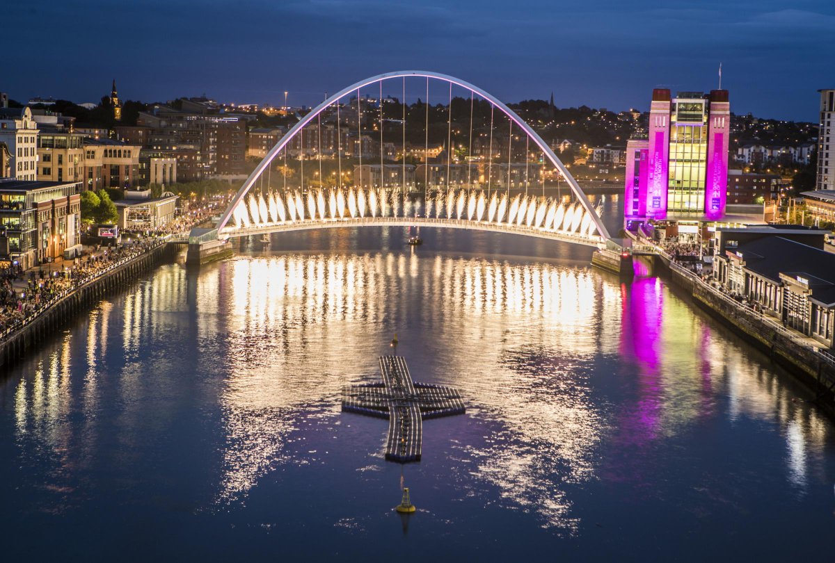 GREATBritain's tweet image. #OnThisDay in 2001, 36,000 people lined the banks of the River Tyne to watch the Gateshead Millennium Bridge tilt for the first time. Seen here on the opening night of @getnorth2018. #EngineeringIsGREAT