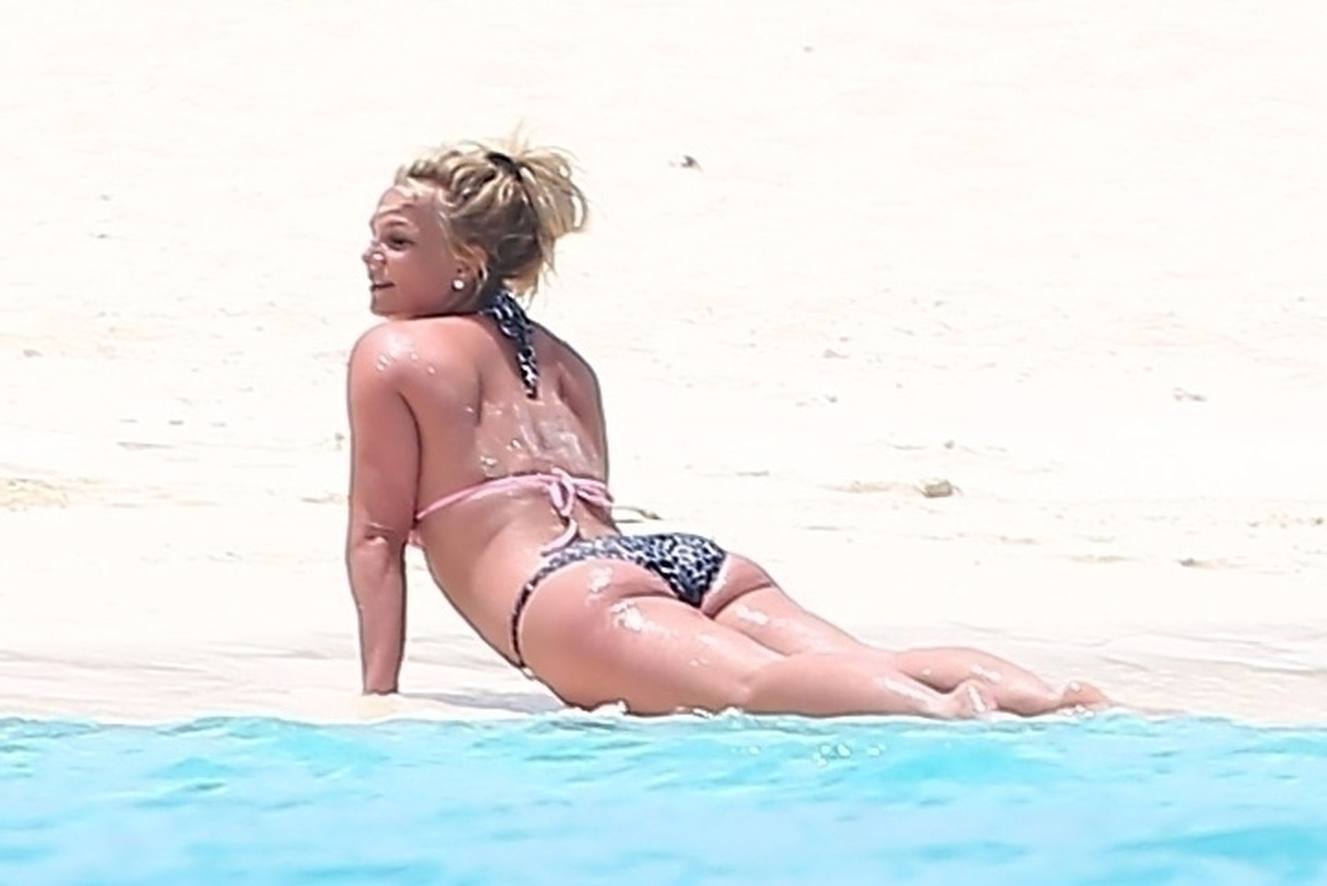 valse Lederen prosa HotCelebsTube on Twitter: "Britney Spears shows off her hot milf body on  the beach in Turks and Caicos. Sexy Singer wears pink two-piece bikini with  leopard trim on beach. #BritneySpears ➡ https://t.co/T0z2bN9WWK