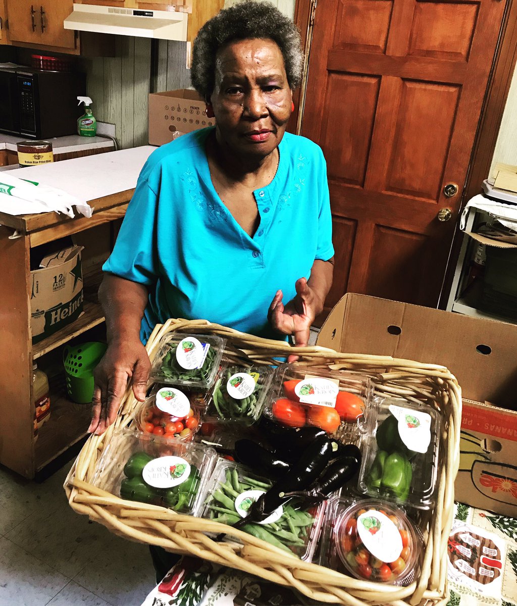 KatiesKrops's tweet photo. A beautiful way to end the week. Filling the #MurrayChurch #FoodPantry with fresh produce from our gardens at #PalmettoScholarsAcademy and #reeveselementary. #freshforall #zerohunger #gardeningforgood https://t.co/Mecd8vlLzM