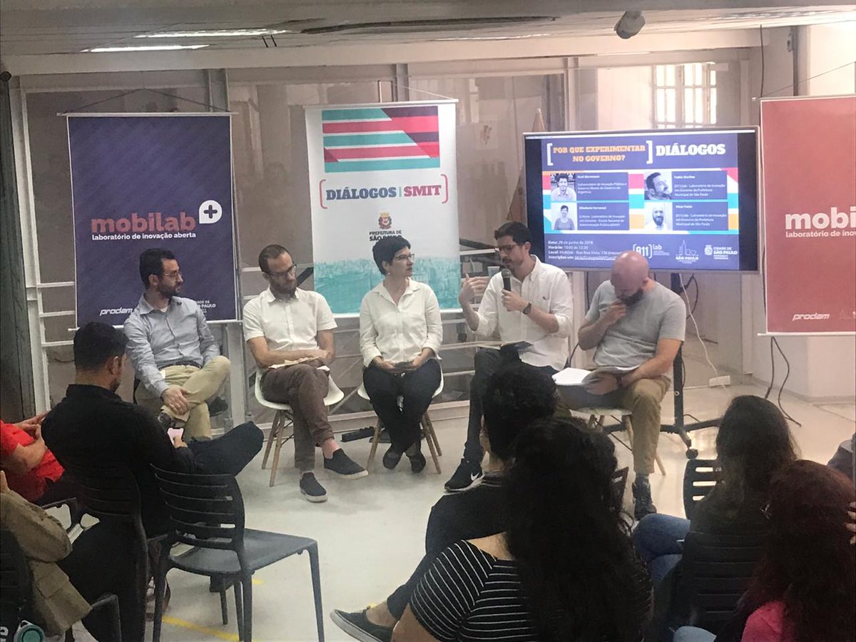marianaleila's tweet photo. "El tema ahora no es por que experimentar en el sector público, sino cómo institucionalizar la experimentación y hacer con que todos entiendan que pueden experimentar para resolver problemas públicos." Rudi Borrmann, @DonRudi de #LabGobAr @ModernizacionAR con @011labSP @gnovalab https://t.co/mADL8h9qkK