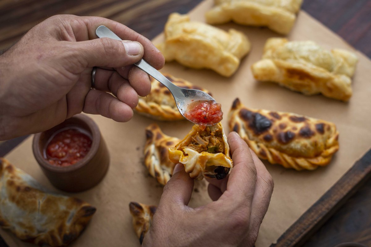 Nuestras empanadas mendocinas son garantía de buen humor para todo el fin de semana. 100% verificado eh!