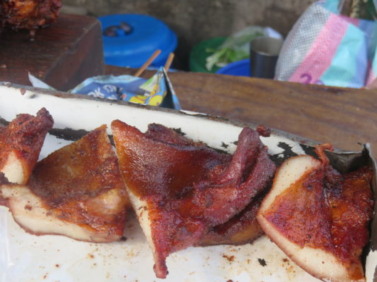 CMagrobusiness's tweet photo. À Brazzaville, la peau de porc ou posso🐷 ne traîne pas sur le braisier😂. Pour en savoir plus sur la consommation de cet aliment, cliquez sur ce lien👉 

https://t.co/jRjnO3mp8y

#CMagrobusiness #ChezMoiAuCongo https://t.co/ESh9InDToK