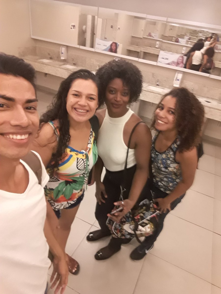 OdaraYud's tweet photo. Eu no banheiro das meninas.. rsrs eu posso. @ConfortGabi equipe #griletto #fechamento #equipe10 https://t.co/SNIODY4qLf