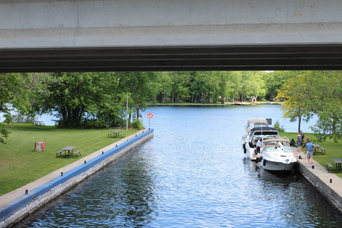 TSWBoaterInfo's tweet photo. Remember the blue line is only for boaters who wish to pass through the lock, please do not moor on the blue line. #locktips #mooring #blueline #lock31 #Buckhorn https://t.co/fSd93JBuGM