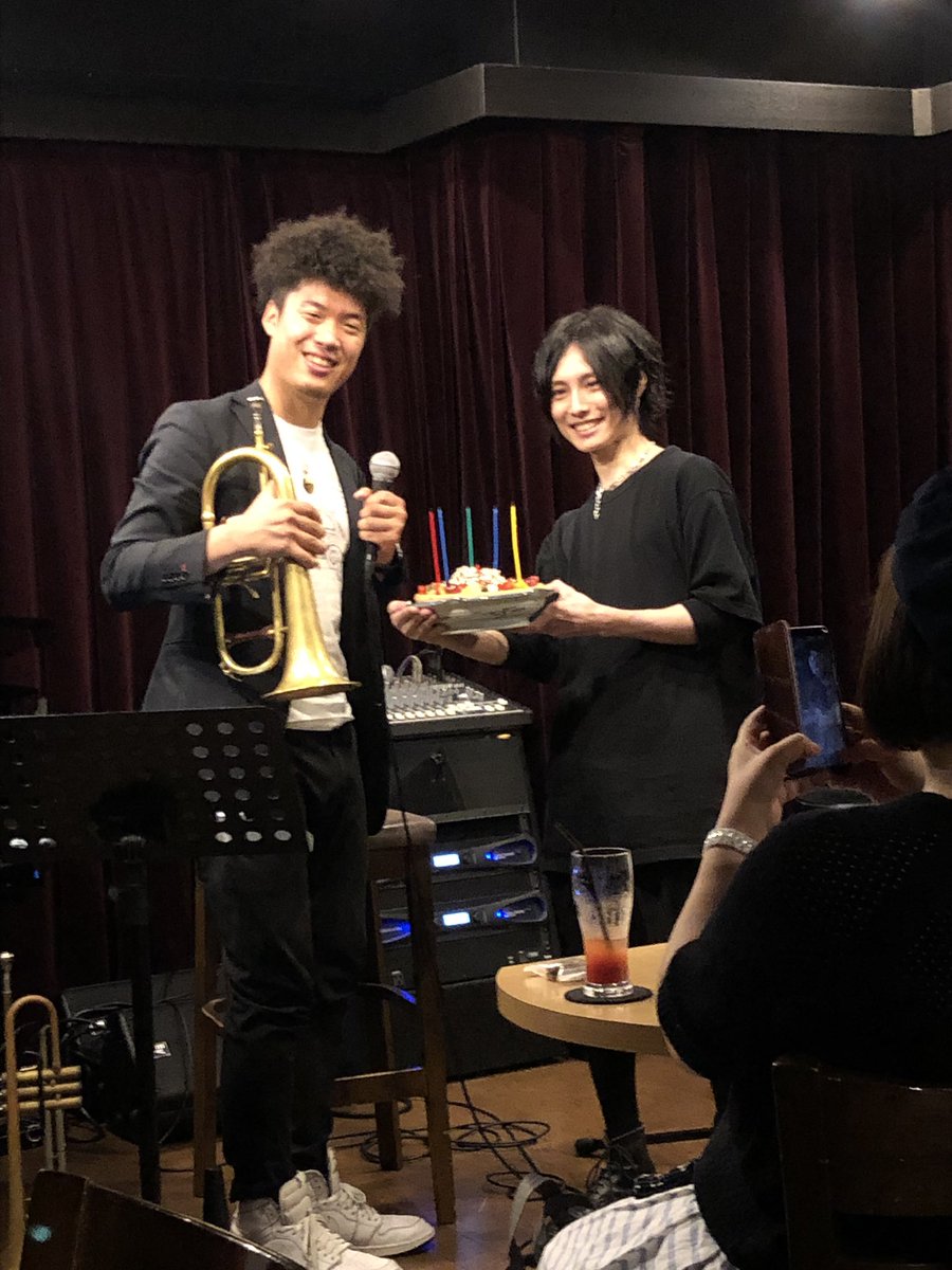 reico0406's tweet image. 今日はこばやんさんとしょうさんデュオ(びんコーラ改めLIQUIDmode)@CABIN🎺🎹
お2人の空気感と素敵な音楽にまったり癒されました☺️🍀
こばやんさんの紡ぎ出すフレーズ本当好き✨こばやんさんみたいな🎺吹けたらな…0.5ミクロンでもいいから近づきたい…まだそんなレベルじゃないけど😚#LIQUIDmode