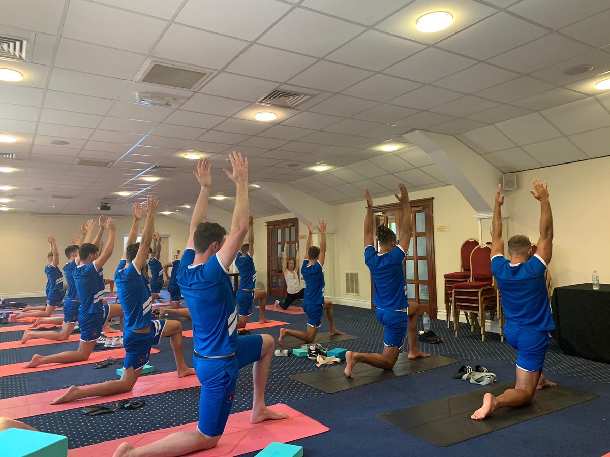 🧘‍♂️ The lads had a yoga session with <a href="/caro_robbo/">Caroline Robinson</a> this afternoon following a tough morning 🏃‍♂️ #cufc