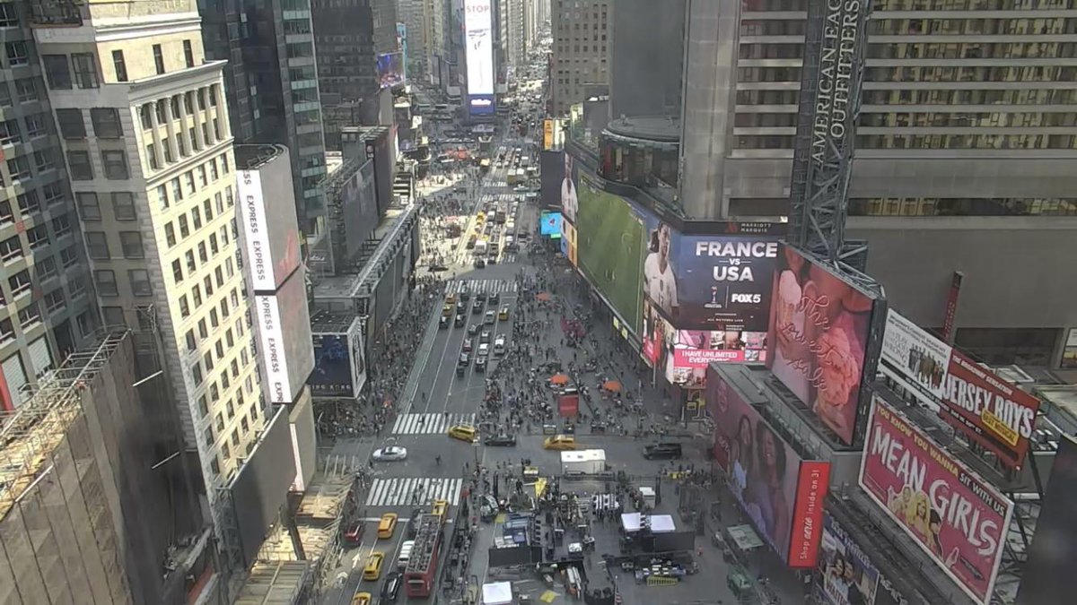 docs2's tweet image. France ⚽️ USA #FRAUSA 
En direct de #timesquare