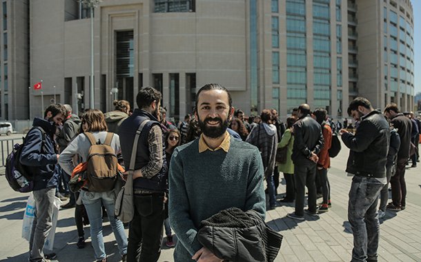 sendika_org's tweet photo. Avukatından edindiğimiz bilgiye göre, editörümüz Ali Ergin Demirhan bugün karakolda tutulacak, yarın sabah ifadesini vermek üzere adliyeye çıkarılacak.

https://t.co/oap1aB01zR https://t.co/jg4ne3sCJy