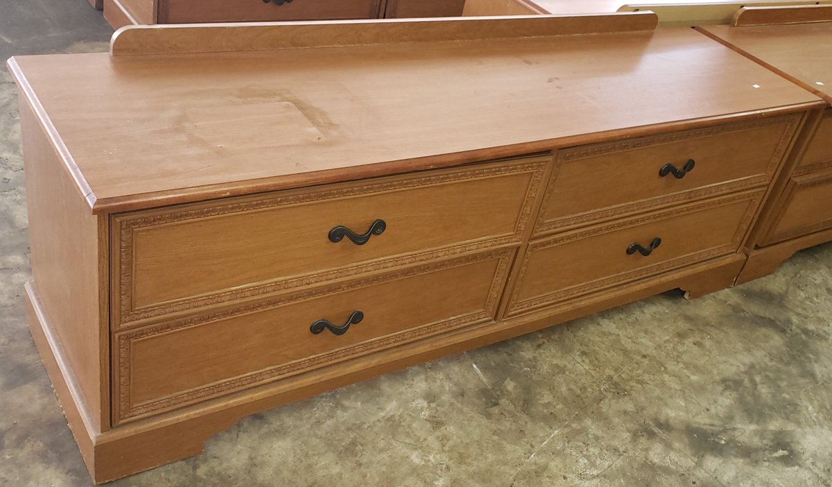ReStoreTN's tweet photo. $30
Add more storage to your bedroom or guest room with the 4 Drawer Dresser with mirror. The medium brown woodgrain finish  adds a classic touch to your room. https://t.co/yZgCjWvJs1