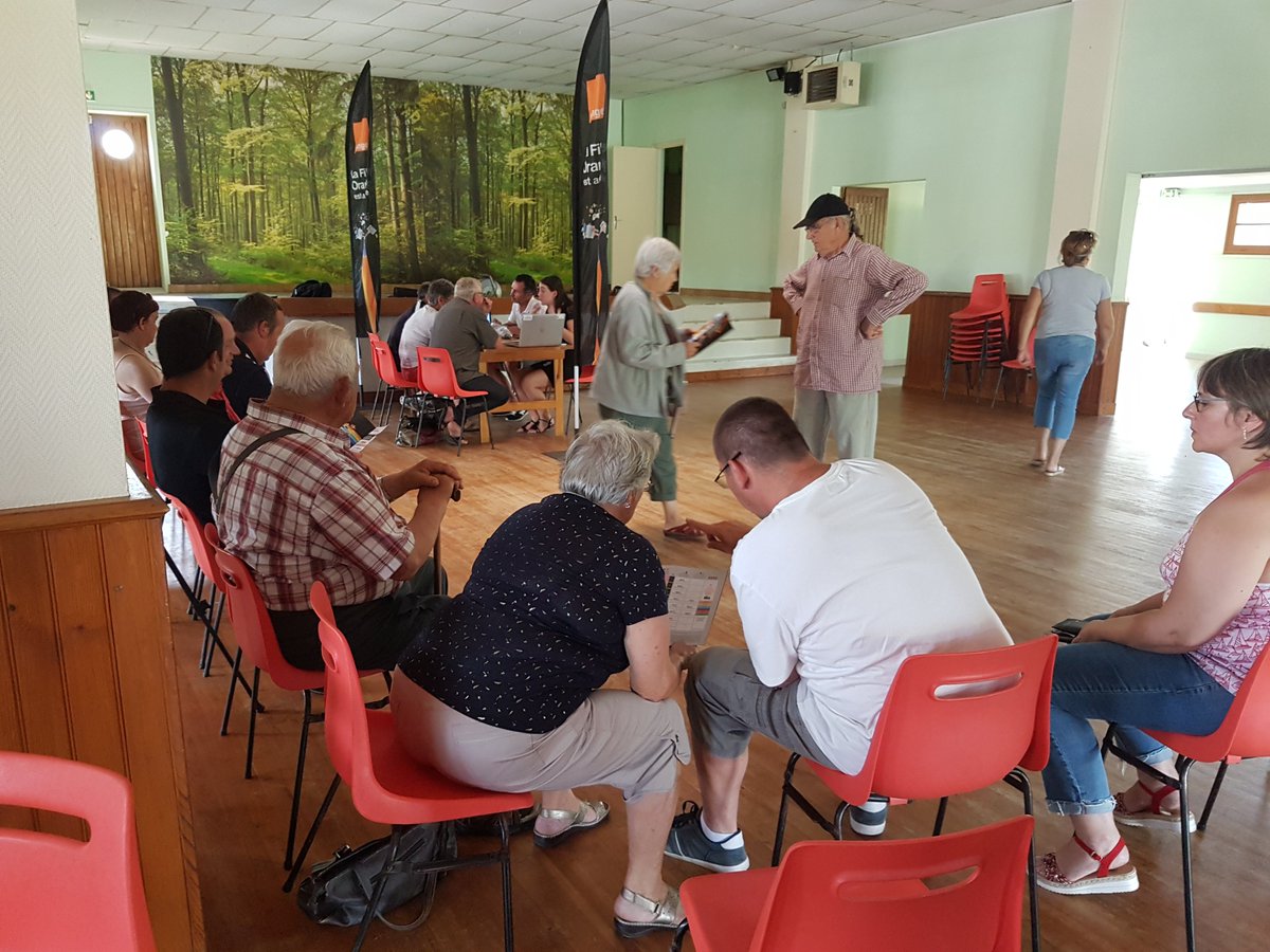NouvAquitTHD's tweet photo. Belle affluence aujourd'hui à Chantillac en #charente pour le forum des opérateurs ! La fibre chez soi ça change la vie !
@FibreNouvAquit @HazouardMathieu 
#THDPourTous https://t.co/SPWMHnqqIQ