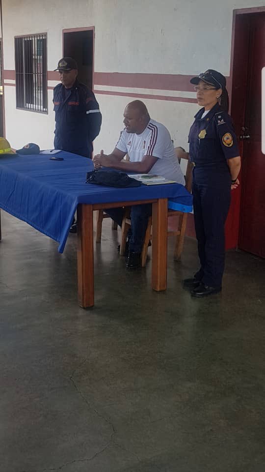 GestionCCaroni's tweet photo. #28Jun #Ahora Por instrucciones del alcalde de Caroní @OviedoPSUV, secretario de Gestión y Seguridad Ciudadana @alcaldiacaroni, Roy Quiaragua, en reunión de planificación y diagnóstico en @bomberos_caroni #OrdenYSeguridad #CaroniParaVivir @nicolasmaduro #CaroniBuenasNoticias https://t.co/KRXfx229cZ