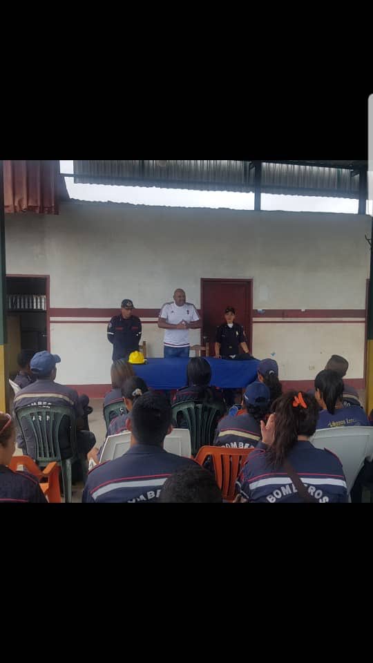 GestionCCaroni's tweet photo. #28Jun #Ahora Por instrucciones del alcalde de Caroní @OviedoPSUV, secretario de Gestión y Seguridad Ciudadana @alcaldiacaroni, Roy Quiaragua, en reunión de planificación y diagnóstico en @bomberos_caroni #OrdenYSeguridad #CaroniParaVivir @nicolasmaduro #CaroniBuenasNoticias https://t.co/KRXfx229cZ