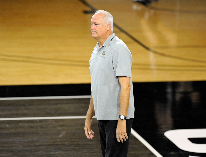 Former <a href="/WittenbergHoops/">Wittenberg Hoops</a> Coach Dan Hipsher Announces Retirement 
📰: wittenbergtigers.com/sports/mbkb/20…
#TigerUp 🔴&amp;⚪️