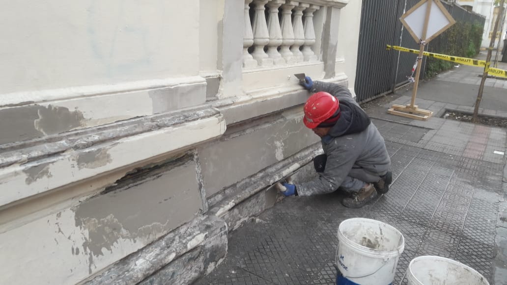 ALTAPRESIONCHL's tweet photo. Proceso de restauración de fachada en Colegio Pedro de Valdivia. Santiago Centro, con trabajos a nivel de superfice y en altura mediante elevadores hidráulicos #Restauraciondefachadas #Santiagocentro #AltapresionCHL #Recuperandofachadas https://t.co/281nYh6r8g