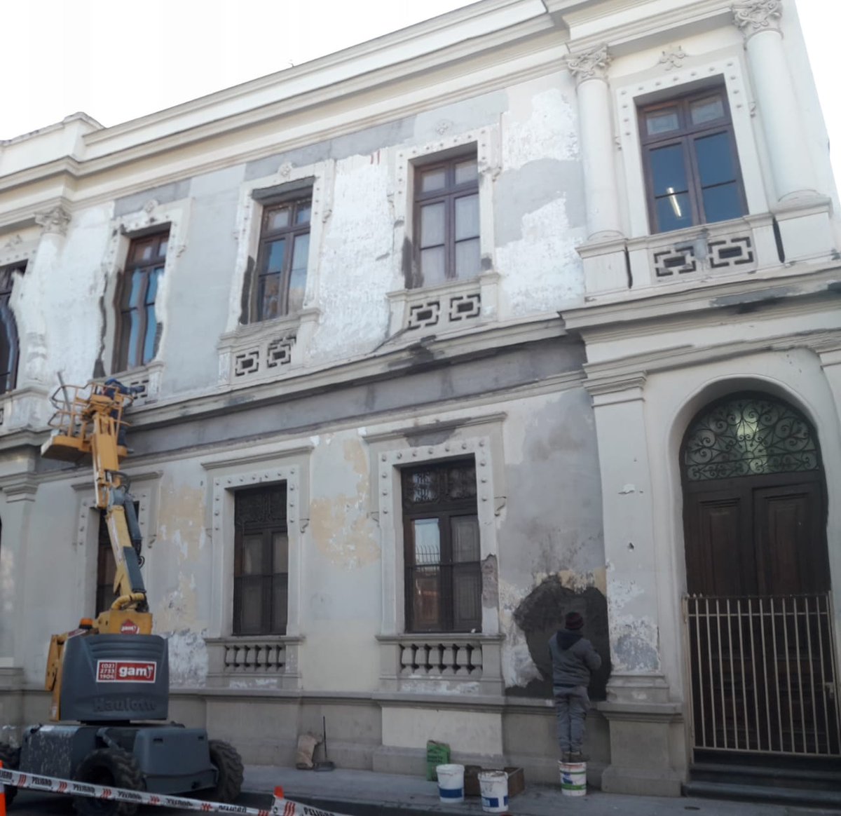 ALTAPRESIONCHL's tweet photo. Proceso de restauración de fachada en Colegio Pedro de Valdivia. Santiago Centro, con trabajos a nivel de superfice y en altura mediante elevadores hidráulicos #Restauraciondefachadas #Santiagocentro #AltapresionCHL #Recuperandofachadas https://t.co/281nYh6r8g