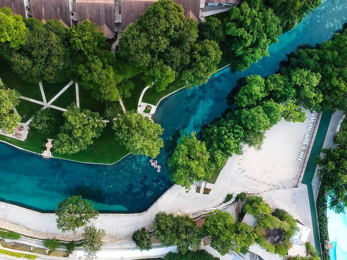 VisitNBTX's tweet photo. How pristine is the Comal River? 👏👏👏 See you this weekend! 😎🤠 📸bigchiefvacationproperties https://t.co/ABToRfuhXt