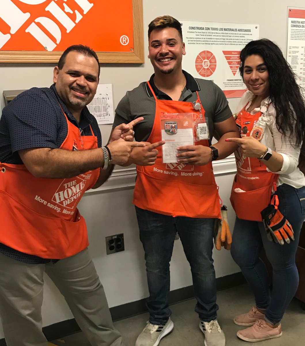 ReinaldoAviles5's tweet photo. Jose  Mercado, asociado del area de cajas registradoras, es reconocido por su labor  y compromiso en el piso de ventas y en satisfacer las necesidades de nuestros clientes . Gracias Jose!! https://t.co/WDo62npPTd