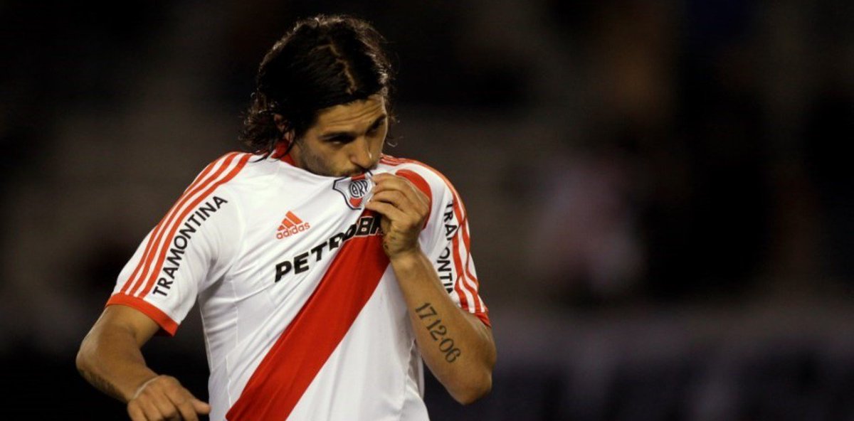 RiverPlate's tweet photo. Ayer anunció su retiro del fútbol Chori Domínguez, el que dejó todo por nuestra camiseta ❤️

¡Gracias por todo y éxitos en lo que viene! https://t.co/C6zfH6LmLg