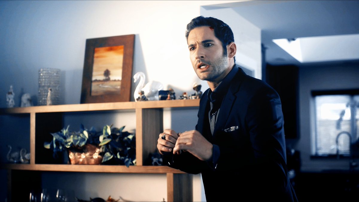L: nearly had herI cannot. this scene was so funny. Chloe is so done with him #Lucifer (2x01)