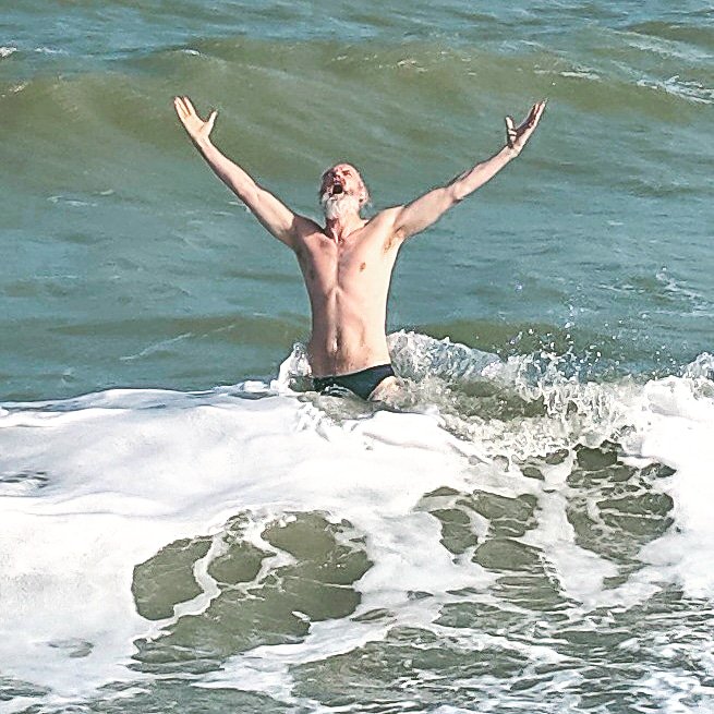 joncampling's tweet photo. What fab day. Lol. SUNSHINE SUNBATHING SWIMMING,πβοΈπ
Just another day as an unemployed #actor lol.
Also my #BUFFREGIS gym work is continuing to pay off ππͺπ€Loving my new abs. Xxx https://t.co/vwFveeLi6b