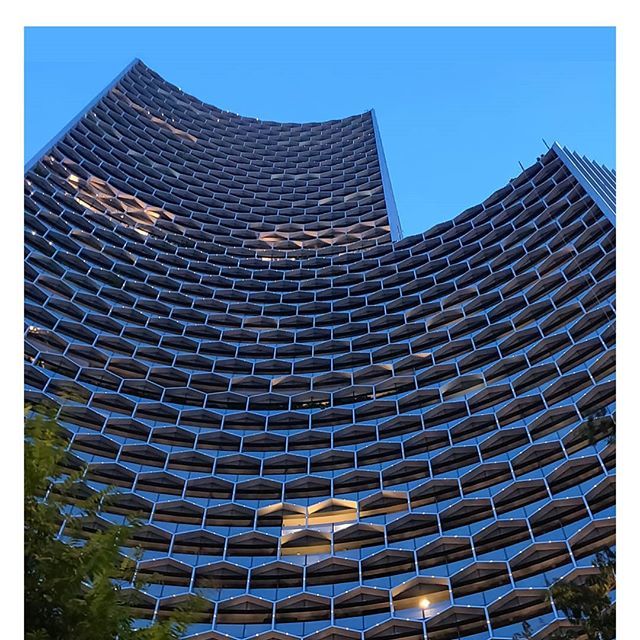 Poetry in hexagons!
Duo skyscraper by @buroolescheeren 
PART 2OF2. Full picture in profile.

#architecture  #architecturephotography #singapore #buroolescheeren 
#duo #olescheeren #tallbuildings #throwback #singaporeskyline #singaporeinsta ift.tt/2XCg0xY