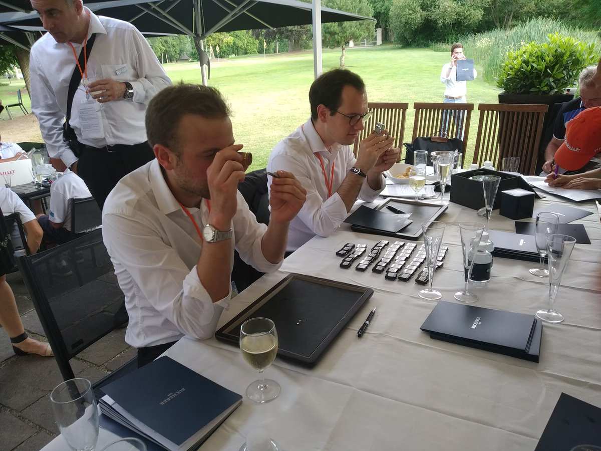 Qui sera l'heureux gagnant du cocktail diamant ? 💎🥂 

#ExclusiveGolfCup #Diamant #Cocktail