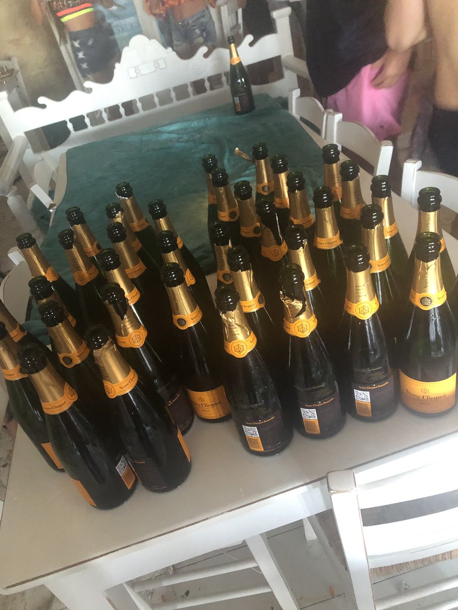Red_RussianLT's tweet photo. Swan Squad goals! Book your luxury hen party to Las Vegas, we plan you play! Contact our team today! #luxuryhenparties #engaged #ladies #lasvegas #swansquad #swanparties #bridetribe #playboybunnies https://t.co/wBxQE3L5Kh