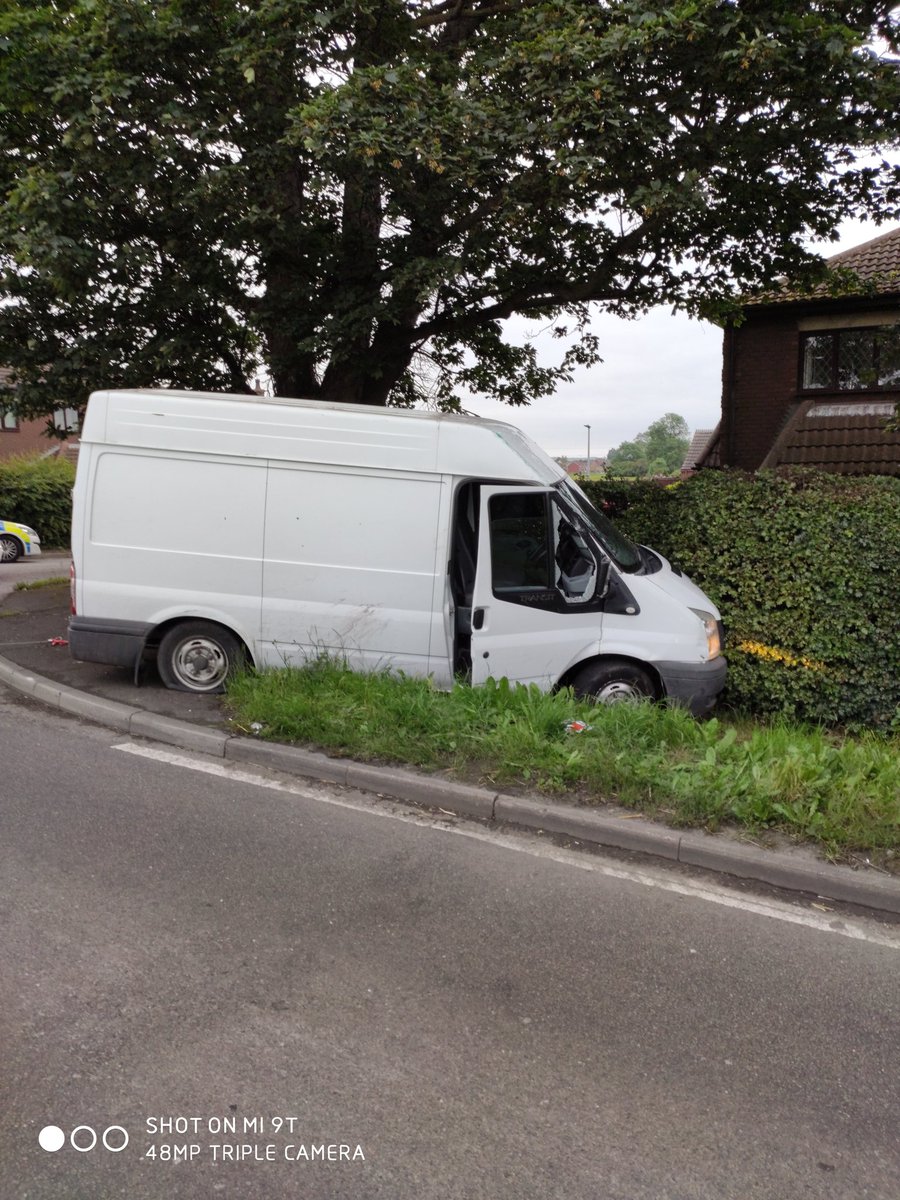 HumberbeatRoads's tweet photo. Part 1
Commercial Burglary involving this Van in Scunthorpe found in the act and failed to stop for Police. During the pursuit the offender's attacked the Police vehicles and officers pursuing injuring officers and damaging the Police vehicles. Vehicle stung using #stinger
#79 https://t.co/FPCIP14xOt