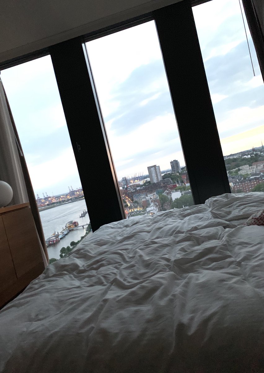 Die Aussicht ist ganz OK. 
Hoffentlich halten die Scheiben den Druck aus.