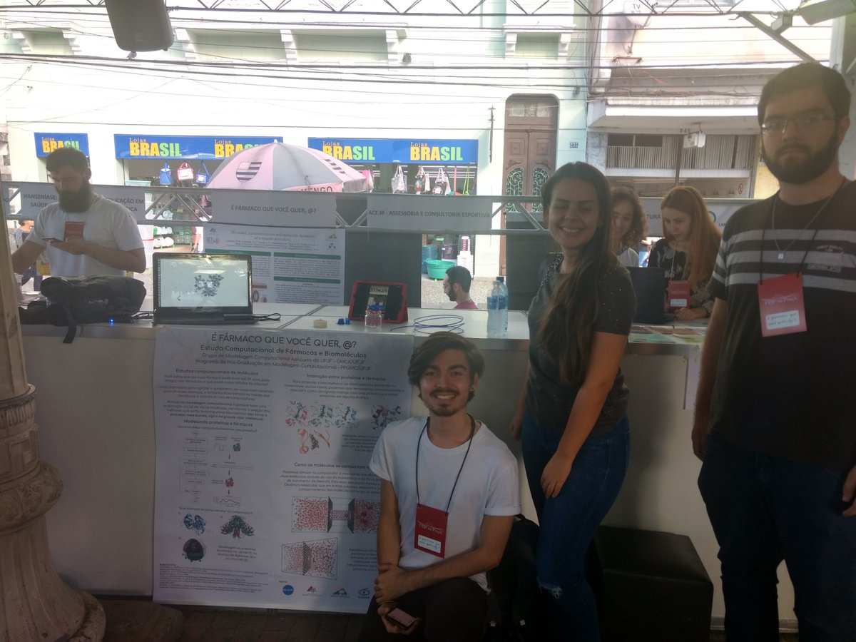 GmcaUfjf's tweet photo. @GmcaUfjf representando bem na @ufjf na praça! O grupo apresenta soluções utilizando-se de técnicas de modelagem computacional para a produção de proteínas, tornando o processo de produção destes fármacos mais eficientes e baratos! https://t.co/KzxRPFBWie